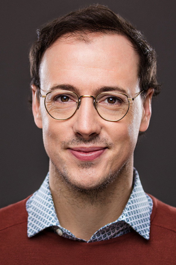 Pascal Cameron as Self - Host in Nouveaux visages de l'humour