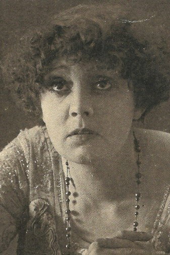 Annie Bos as Francis Mordaunt alias Majoor Frans in Major Frans
