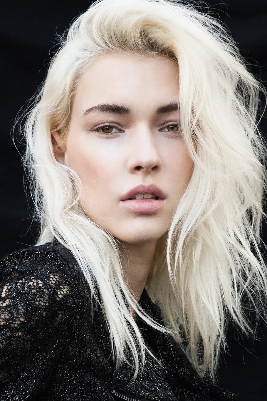 Stefanie Michova as Julia in 소주전쟁