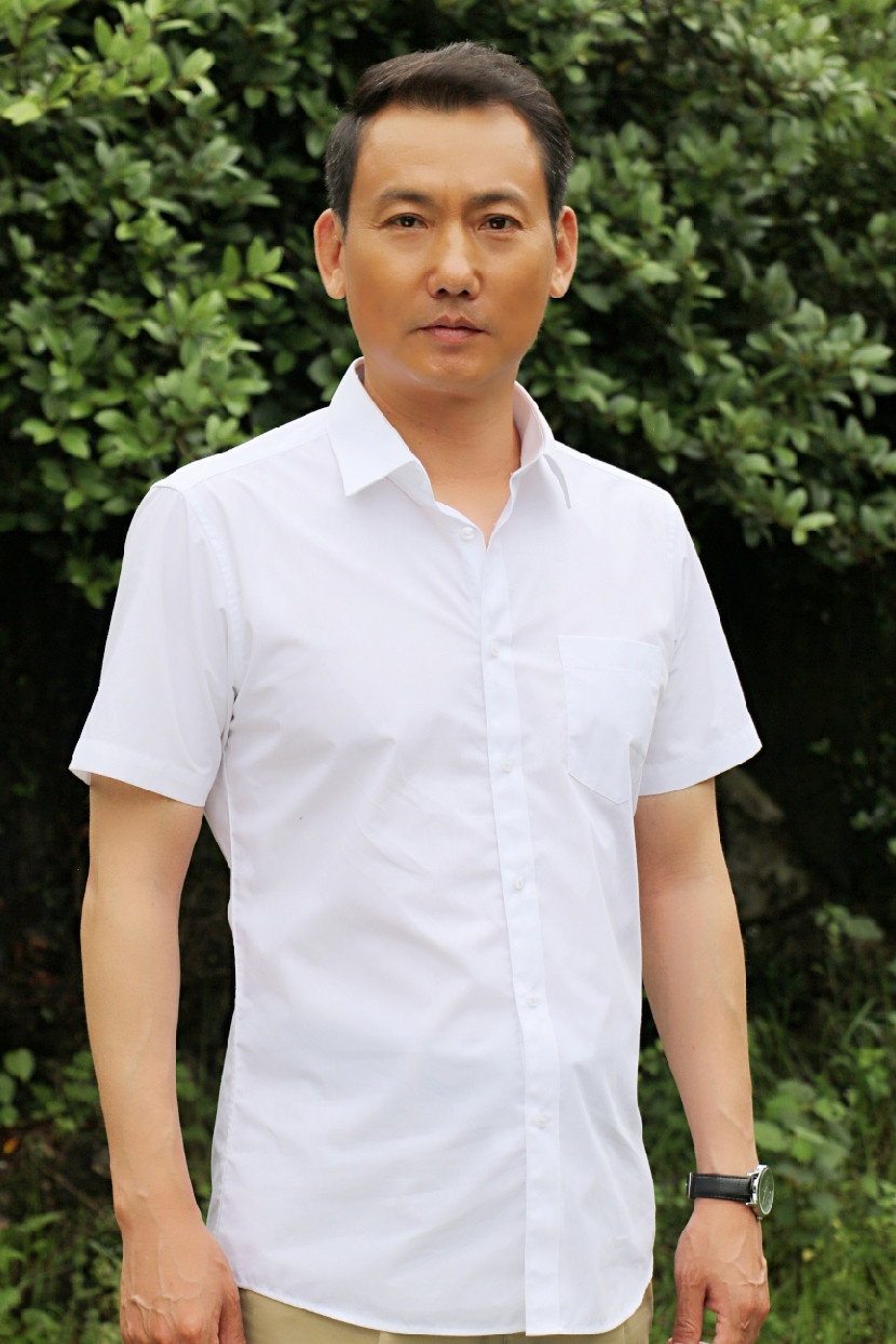 Wang Zhigang as Zhang Qingqu in The Children Are Home