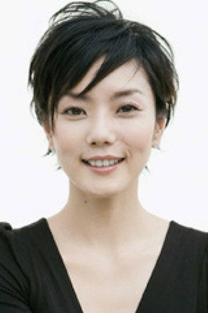 高久ちぐさ as Hitomi Sato in Welcome to Irabu's Office