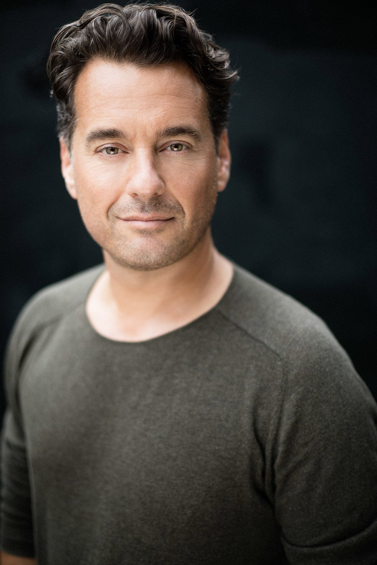 Rik van de Westelaken as Self - Host in Wie is de Mol?