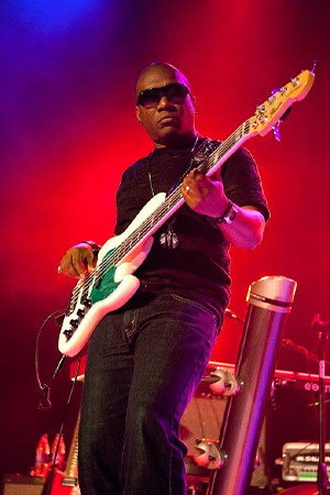 Klyde Jones as Bass in Daryl Hall & John Oates - Live in Dublin