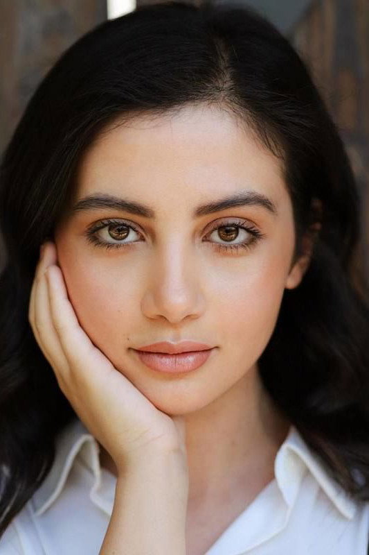Faten Saeed as شروق in Ahwa El Mahatta