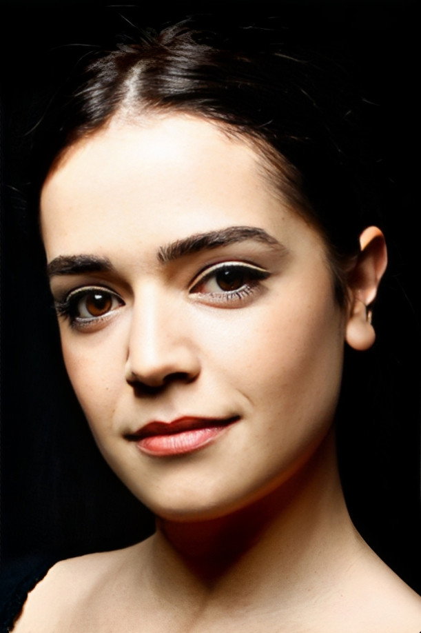 İpek Karapınar as Feride Güngör in Orphan Flowers