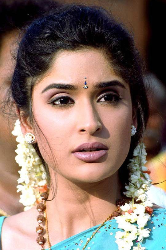 Anjala Zaveri as Uma Durairaj in Pagaivan