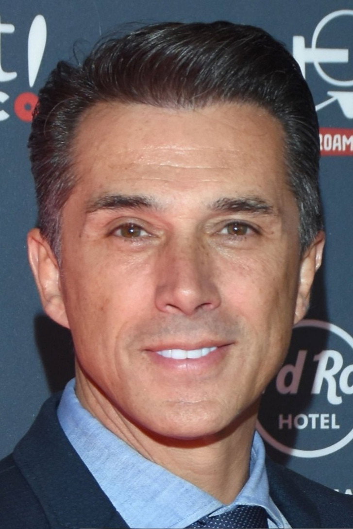 Sergio Mayer as Bravo in Mujeres infieles 4