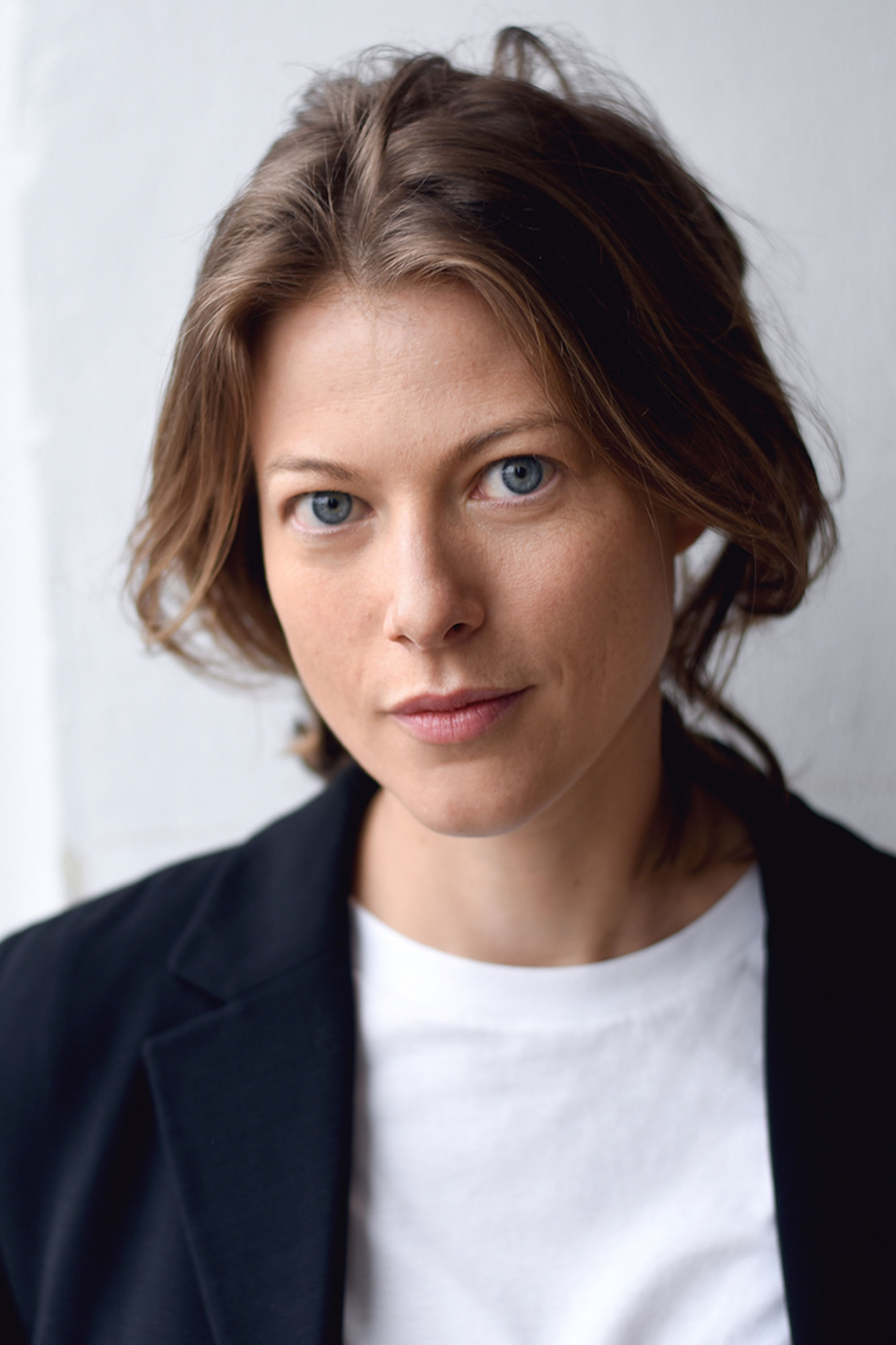Lena Reinhold as Silke Häverkamp in Herzstolpern