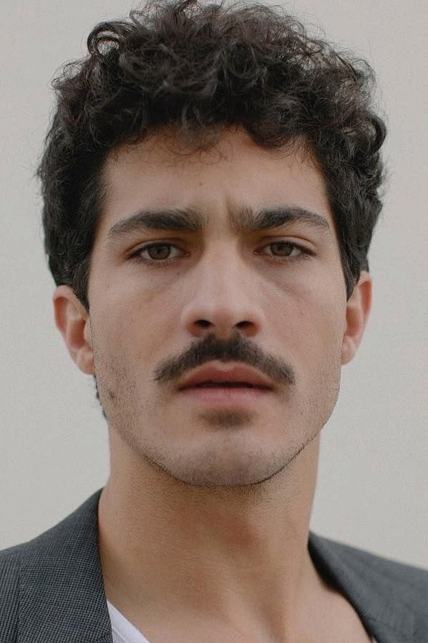 Chino Darín as Rodrigo Perlassi in Heroic Losers