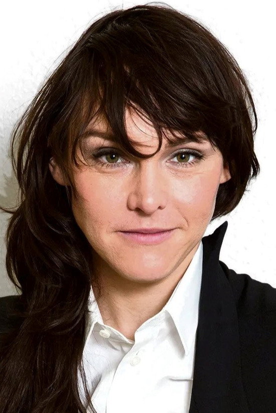 Wende Snijders as Nina in Zurich
