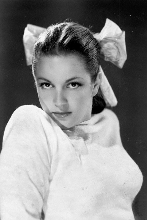 Lilia del Valle as Dora Matute in Burlada