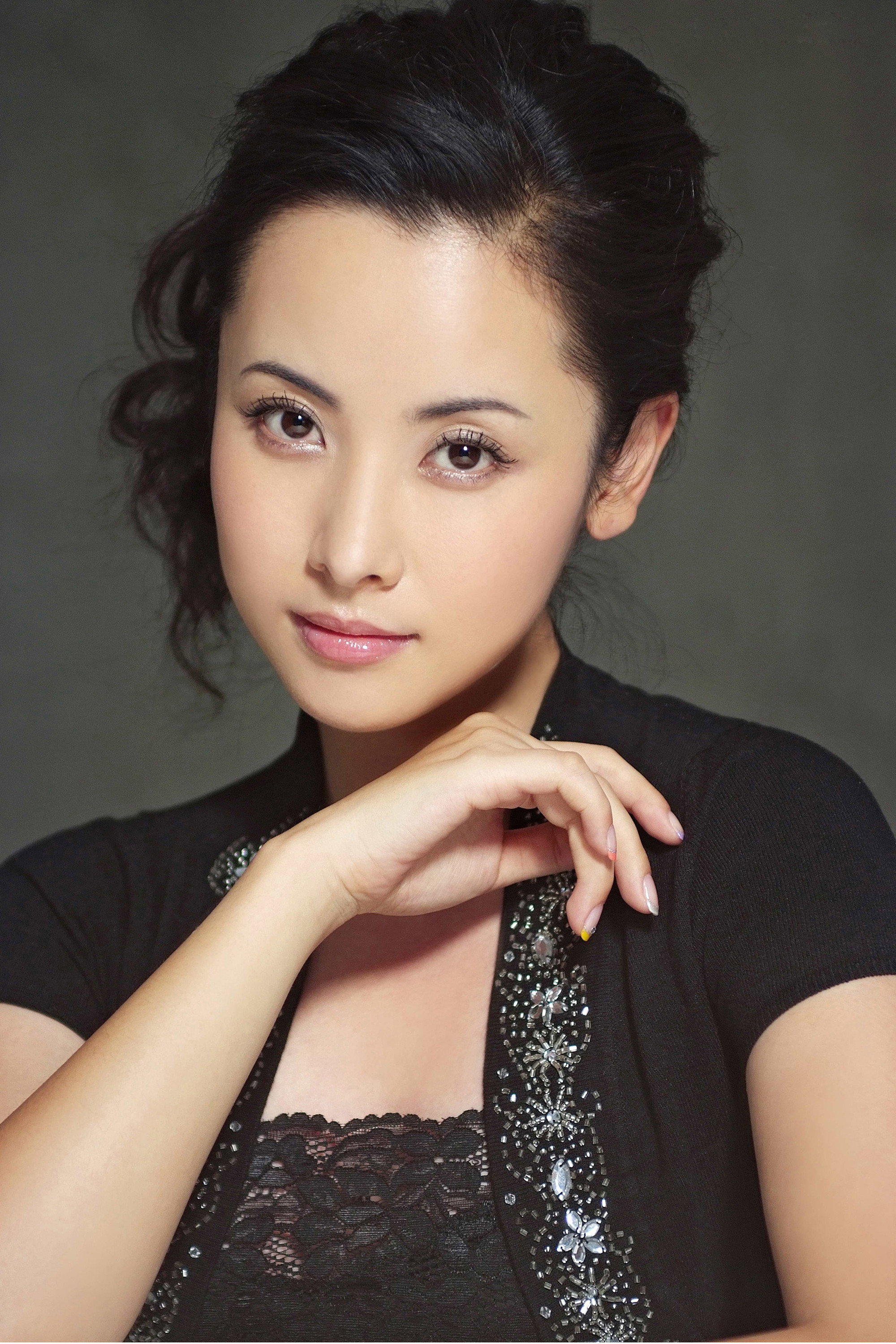 杨明娜 as Siu-wai in Crimson Sabre