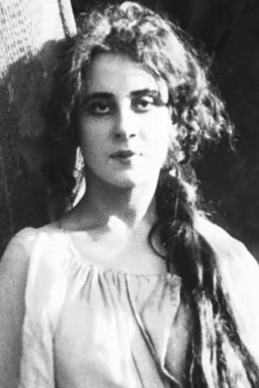 Лиана Искрицкая-Гардина as Syuzanna in The Landowner