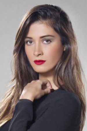 Irmak Atuk as Zeynep in Lise Defteri