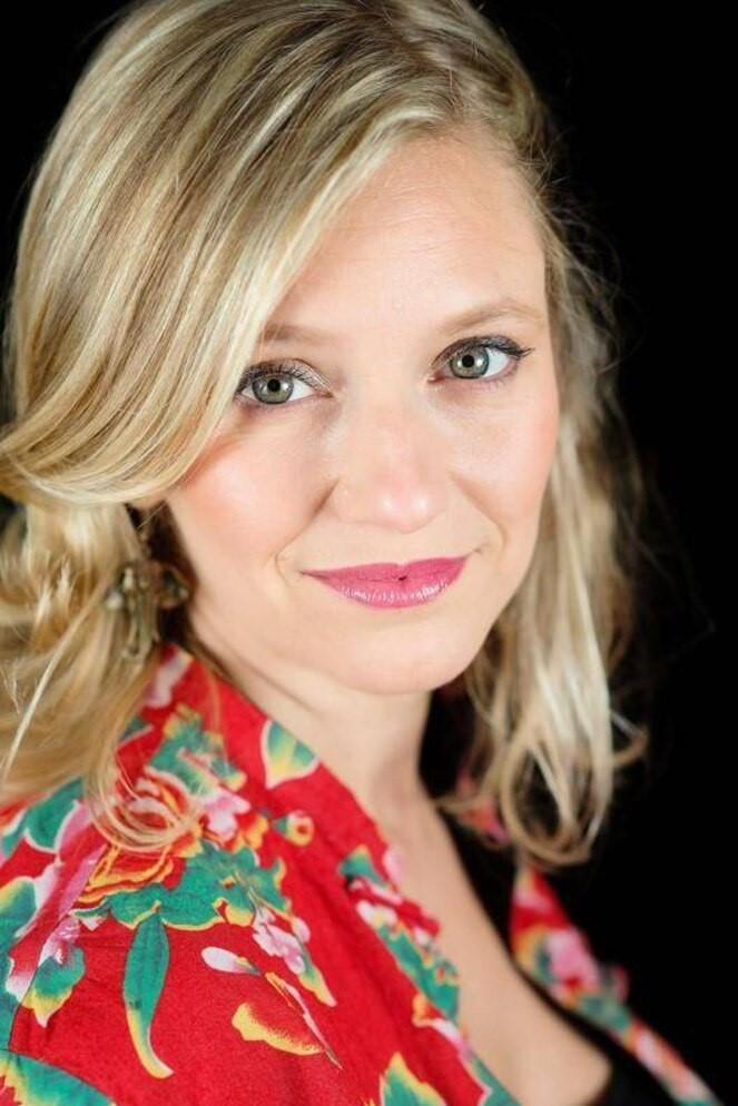 Magalie Madison as Annette in Premiers Baisers