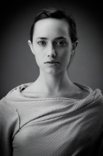 Fanny Sage as La musicienne in Rone - L(oo)ping
