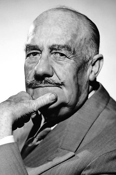 Ronald Squire as Alfred Travers in Footsteps in the Fog