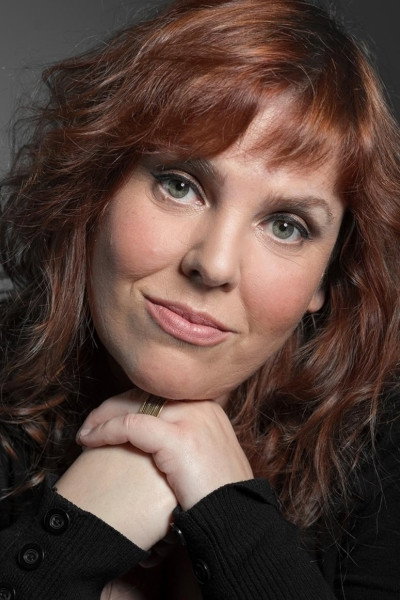 Carla Vasconcelos as Inocência in Podia Ter Esperado por Agosto