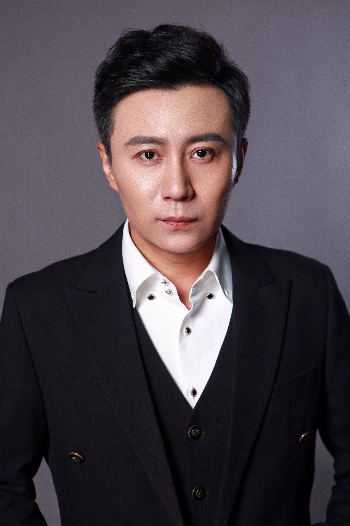 Dai Yi as Steward Qiu in Wonderland of Love