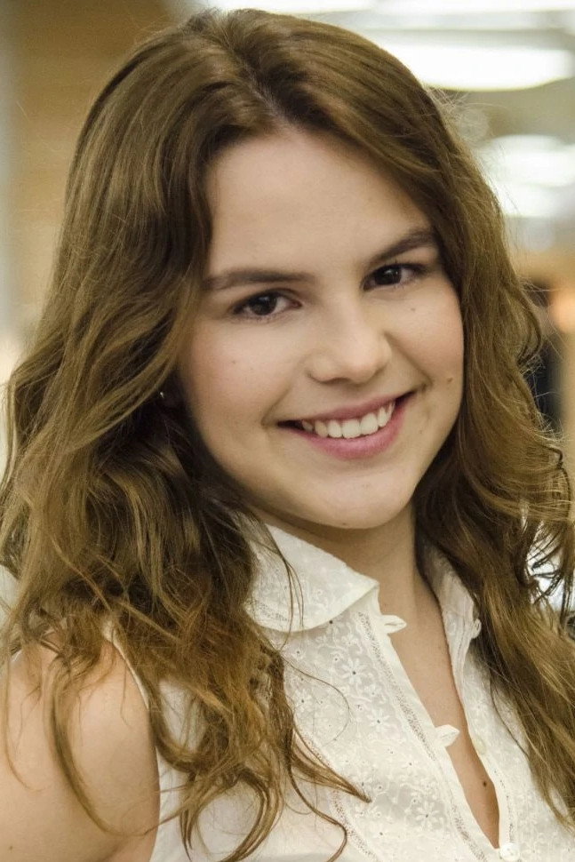 Bianca Salgueiro as Clara in Clara e o Chuveiro do Tempo