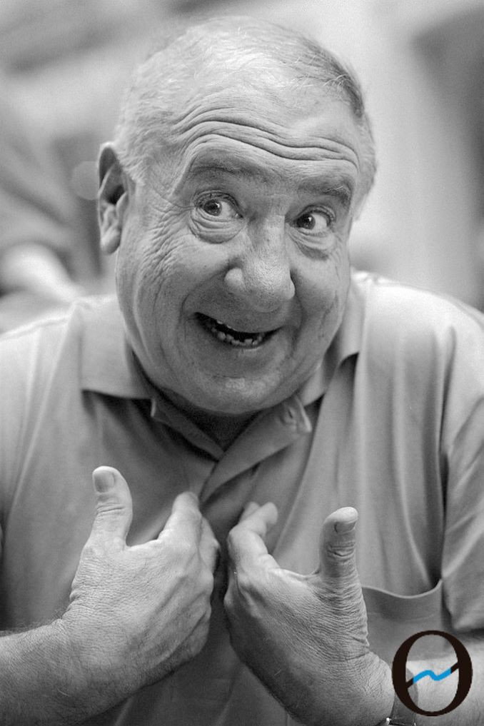 Alfredo Landa as Paco in Paco the Infallible