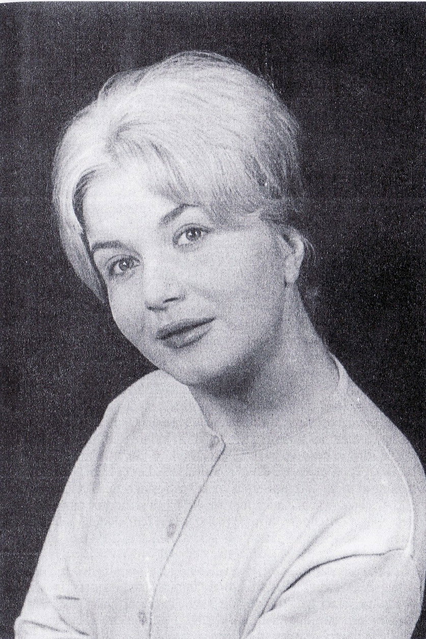 Rodica Tapalagă as Carmina Cernat in Dragostea și revoluția