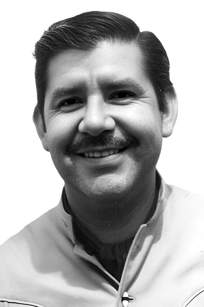 Jorge Martínez de Hoyos as Benito Reyes in Gabriel y Gabriela