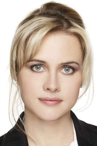 Virginie Desarnauts as Manon in Laura, le compte à rebours a commencé