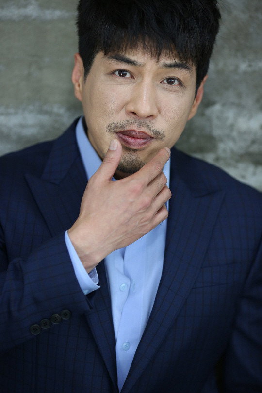 Son Kwang-Eop as Lee Man-gap in The Witch's Diner
