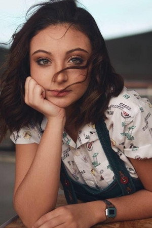 Bia Vedovato as Bia in Disruptivo