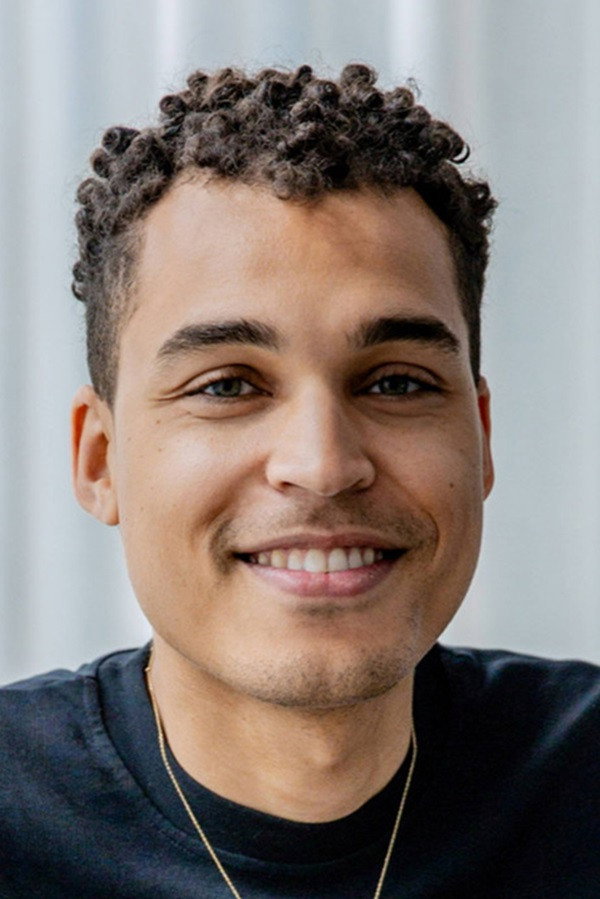 Aster Nzeyimana as Self - Host in The Voice van Vlaanderen