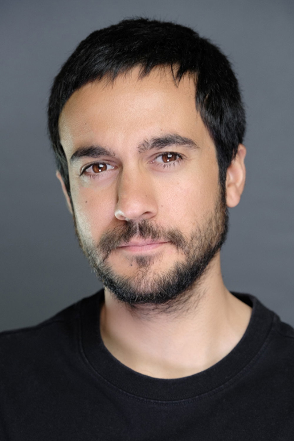 Baran Can Eraslan as Çaycı Hüseyin in The Red Room