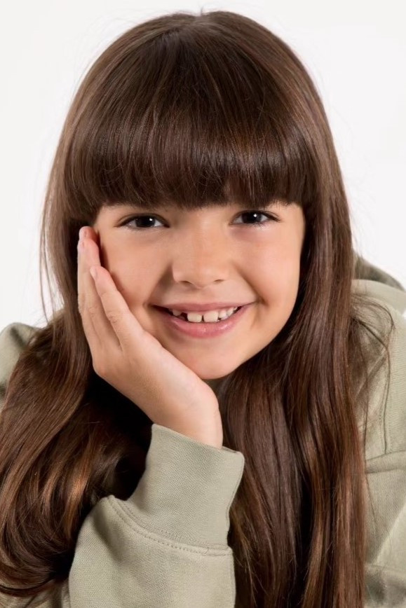Noa Nebot as Carlota in Estepas