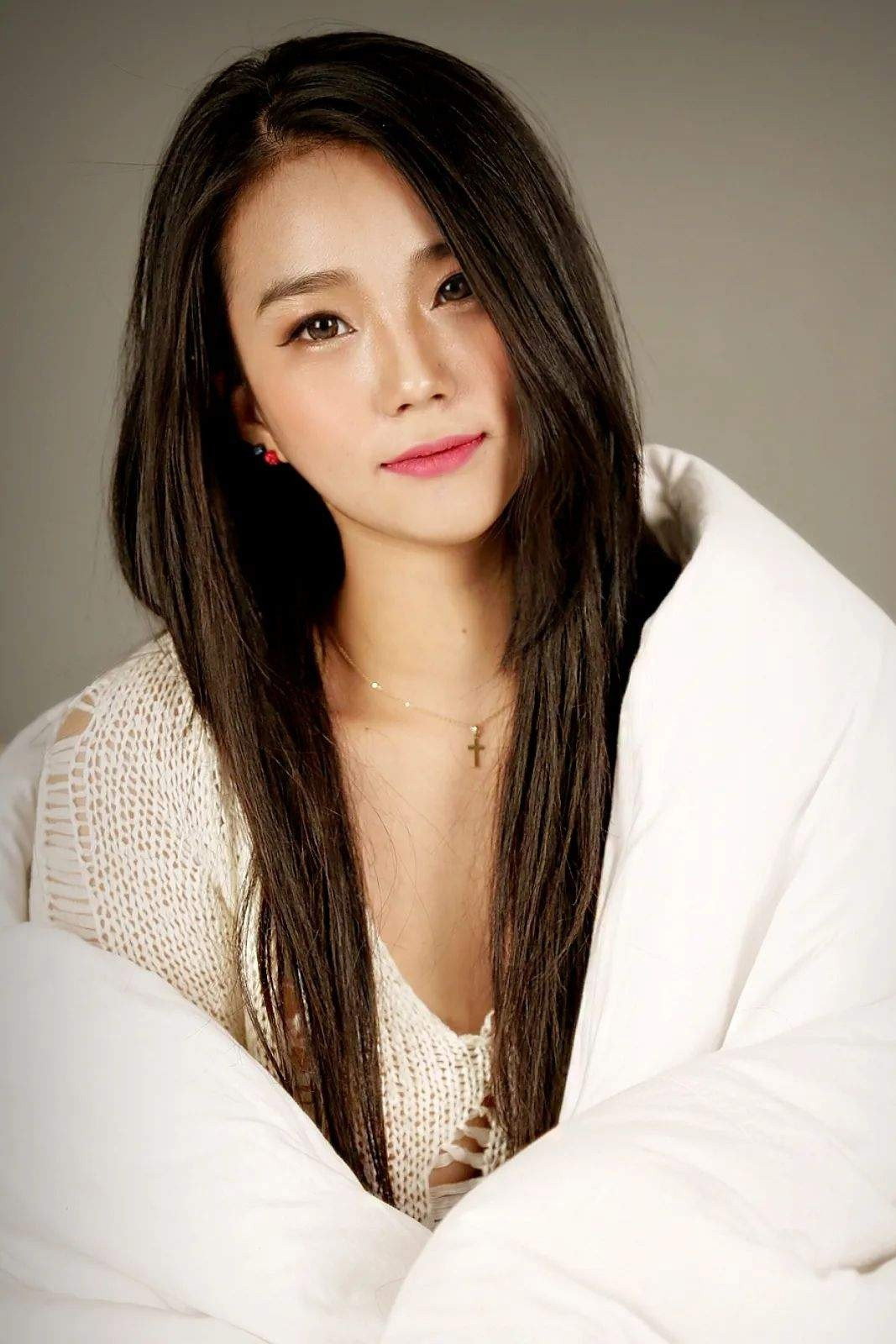 Ahn So-hee as Attractive woman in One on One