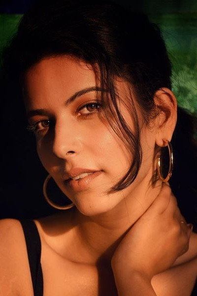 Saloni Khanna as Nidhi Shastri in Potluck
