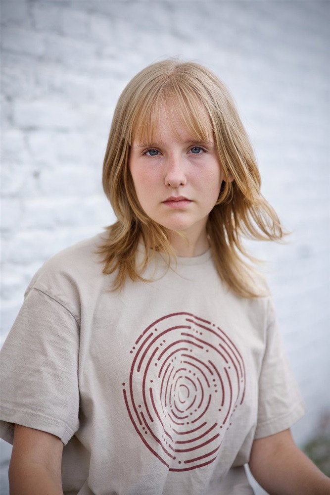 Janaïna Halloy Fokan as Lucie Drahi Bellmer in Inexorable