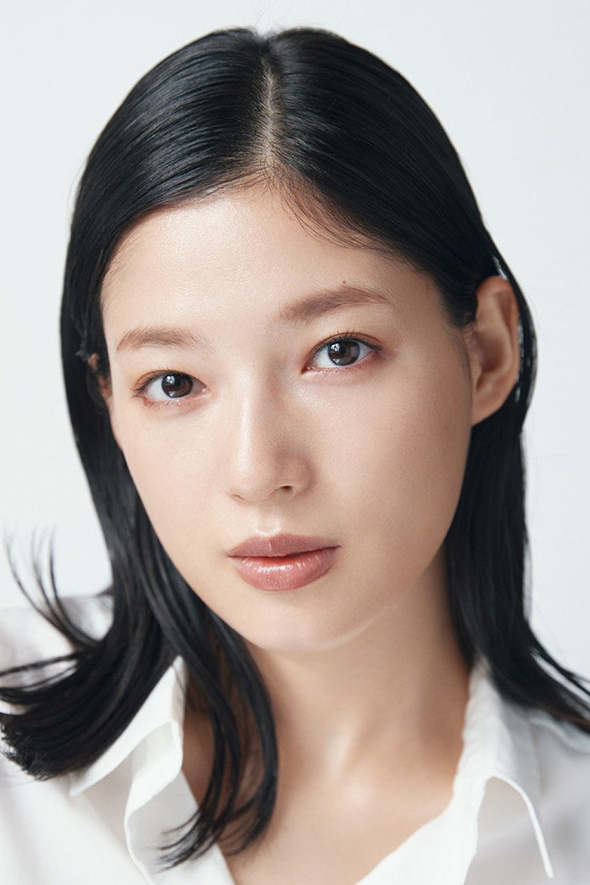 石井杏奈 as Takaoka Nanami in Hold on, look ahead.