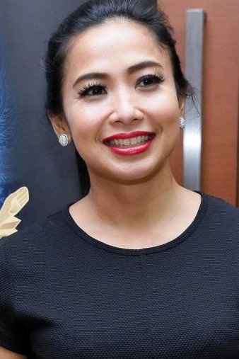 Feni Rose as Presenter TV in Pretty Widow
