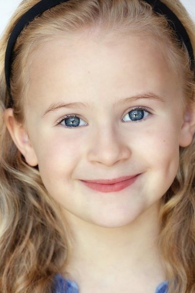 Cheyanna Prelesnik as Anna in Iceberg