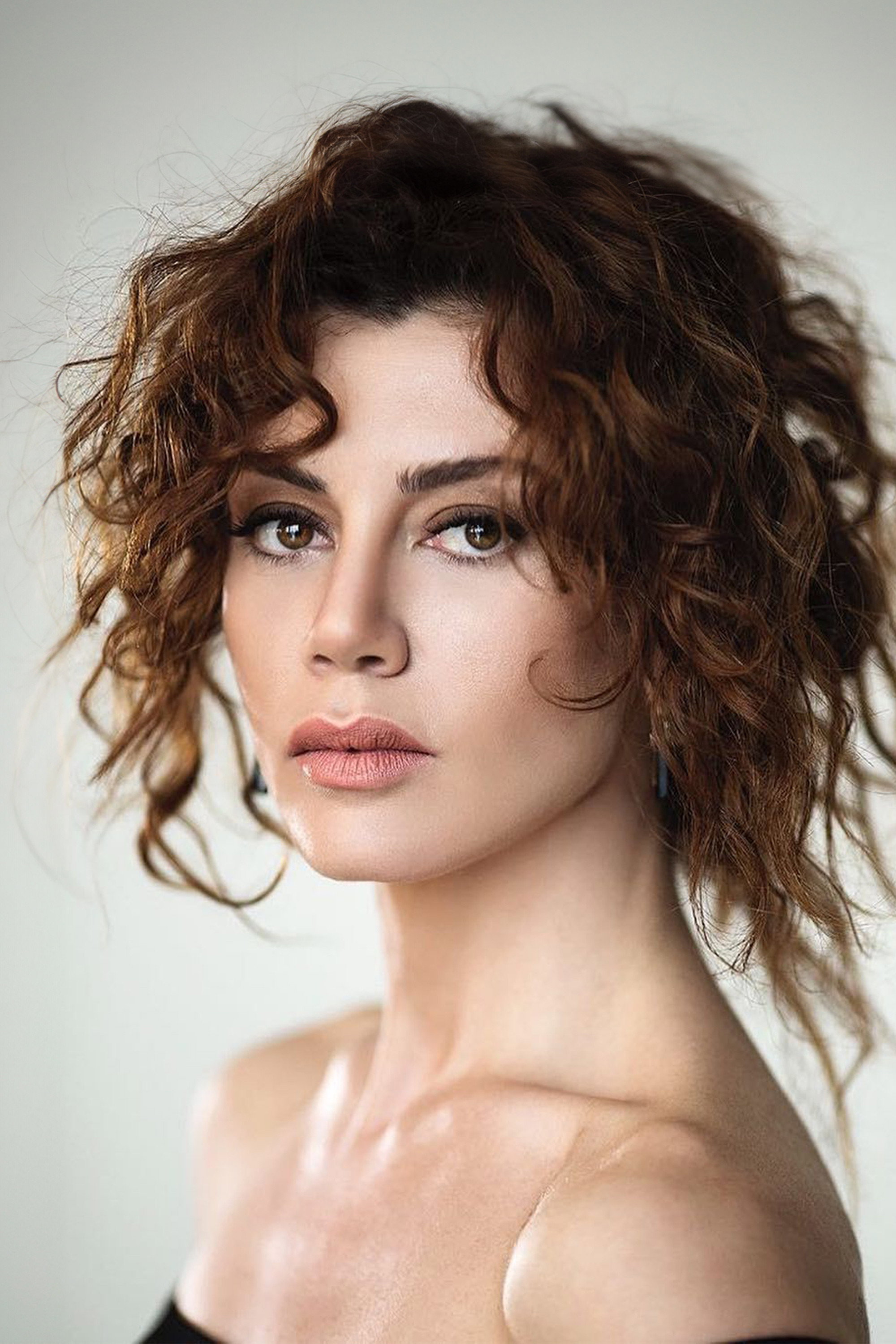 Gökçe Bahadır as Leyla Tekin in Falling Leaves