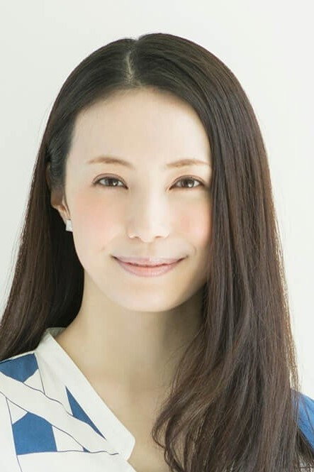 美村里江 as Suzu Katsuragi in Becoming a Doctor at Age 37