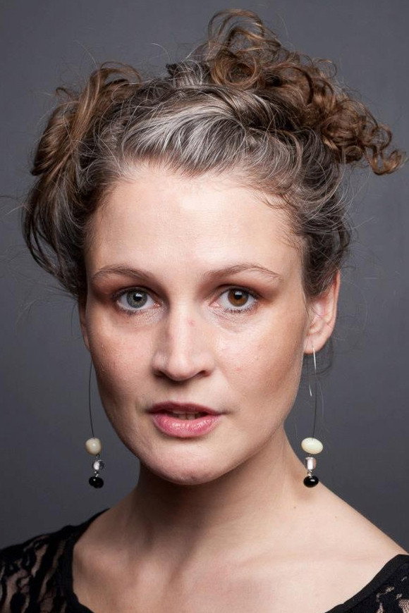 Tereza Hofová as st. zástupkyně Jana Skálová in Mamon