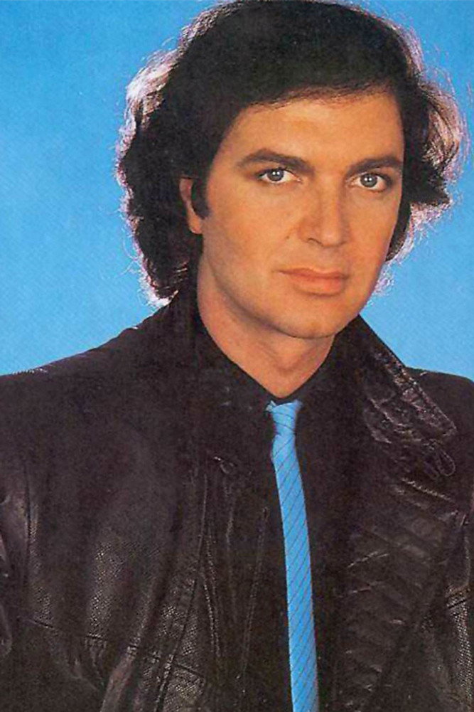 Camilo Sesto as Manuel García Salcedo 'Lolo' in Los chicos del Preu