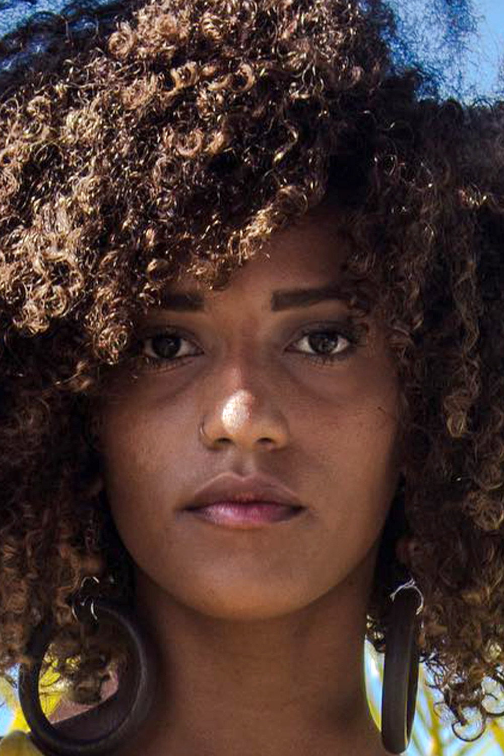Eduarda Samara as Laura in Raquel 1:1