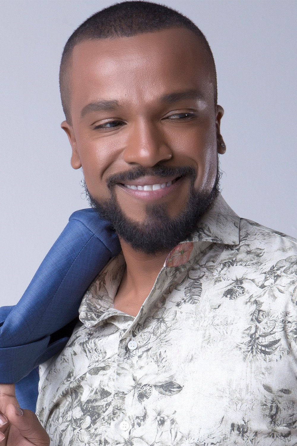 Alexandre Pires as Alexandre in Smoking