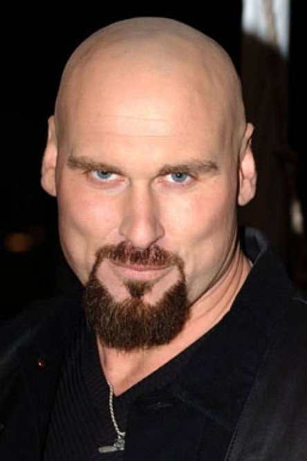 Andrew Bryniarski as Earl in American Dresser