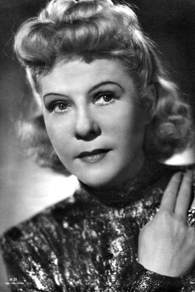 Fita Benkhoff as Luise in Auf der Reeperbahn nachts um halb eins