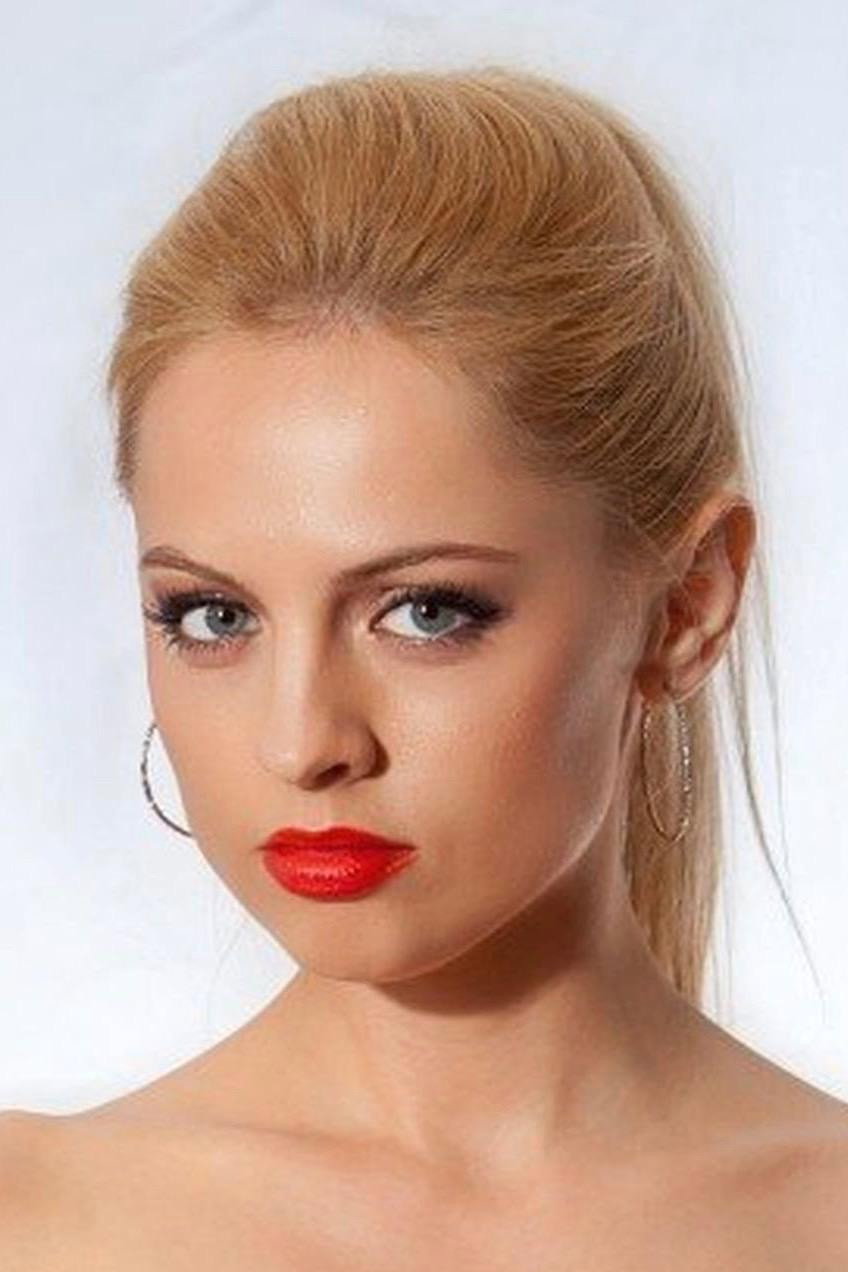 Янина Студилина as Anya in The Babe!