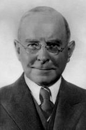 Wilhelm Bendow as Der Assistent in Knockout – Ein junges Mädchen, ein junger Mann