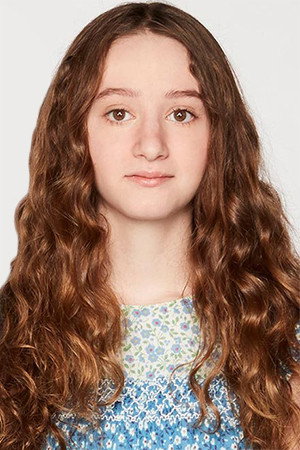 Olivia Keville as Mae in Splitting Up Together